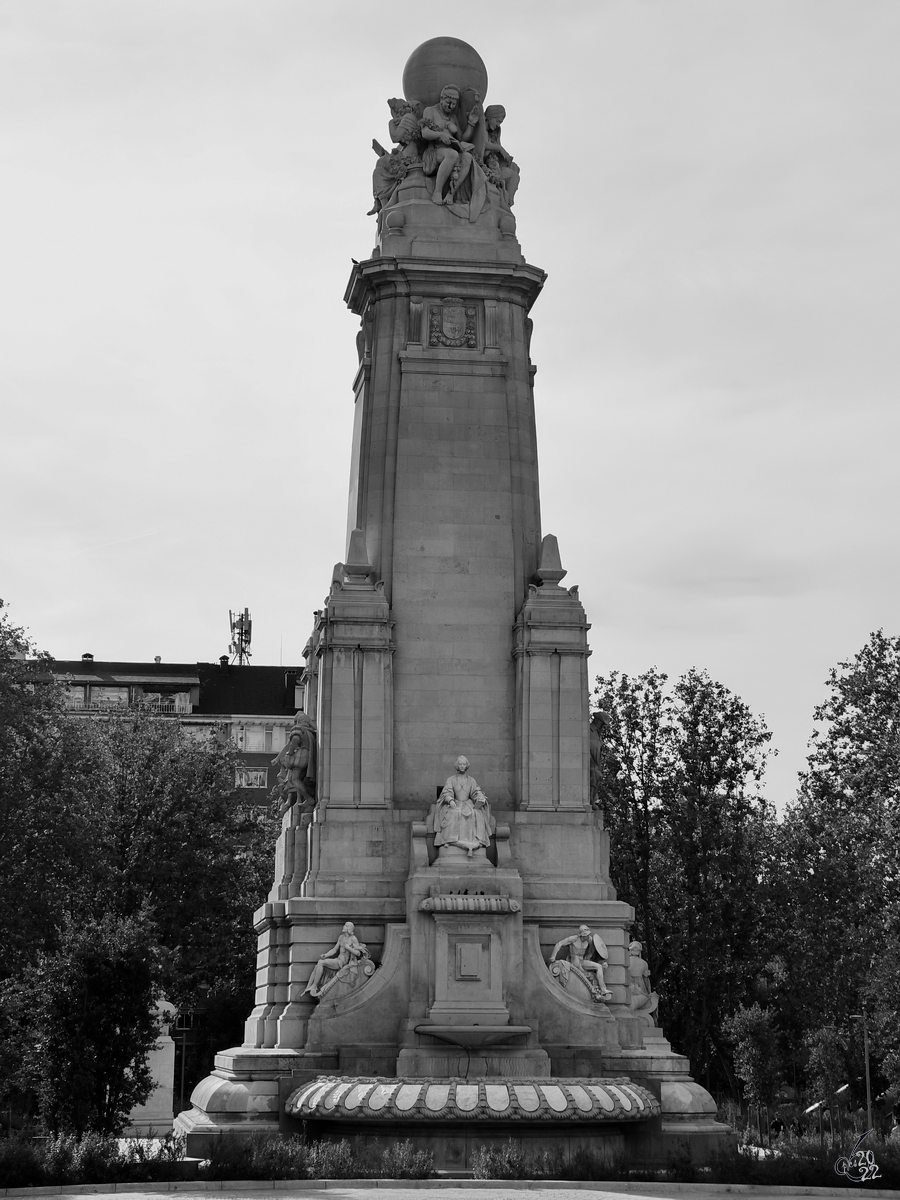 Die Rckseite des dem spanischen Schriftsteller Miguel de Cervantes Saavedra gewidmeten Denkmal, welches sich auf dem Plaza de Espaa in Madrid befindet. (November 2022)