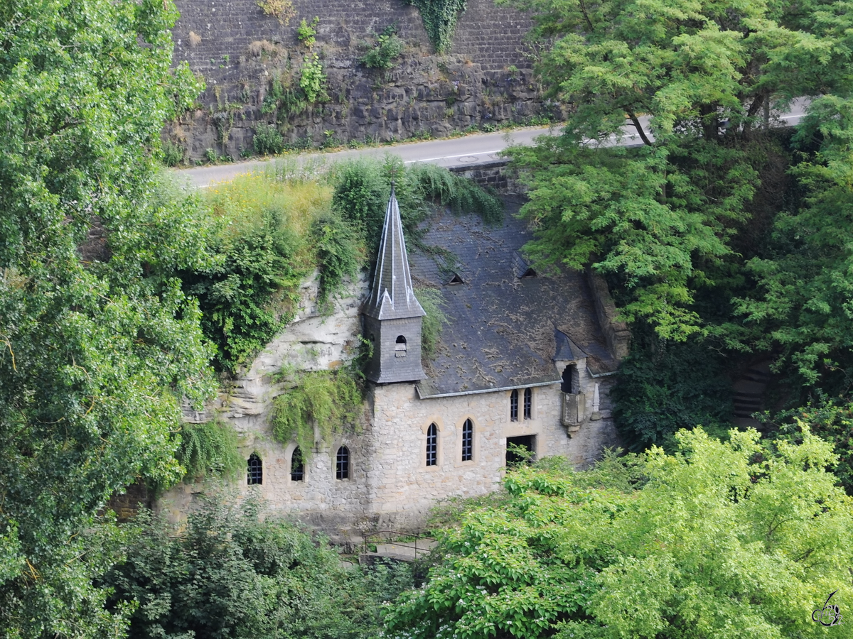 Die Ruine der Quirinuskapelle (Chapelle Saint Quirin), welche einen in den Fels gehauenen Teil und eine gotische Fassade aus dem Jahr 1355 umfasst. (Luxemburg, Juli 2013)