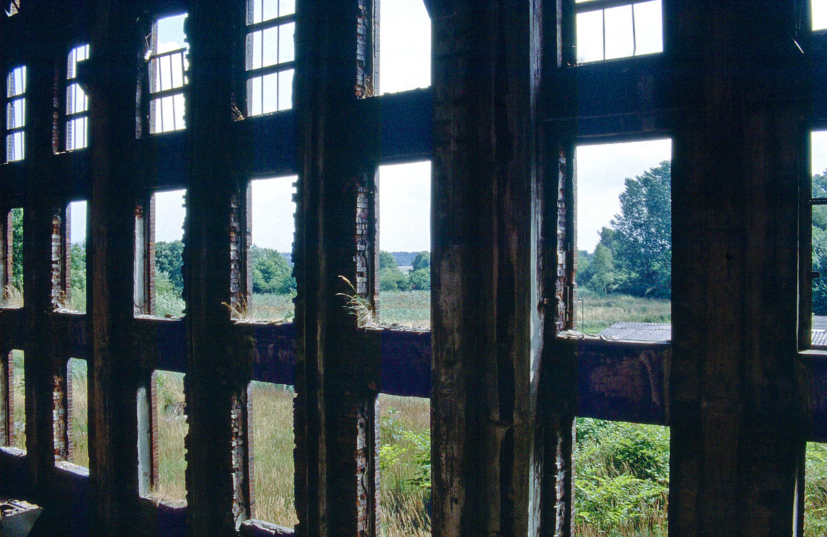 Die Ruinen des ehemaligen Sauerstoffwerkes in Peenemnde auf der Insel Usedom. Bild vom Dia. Aufnahme: August 2001.