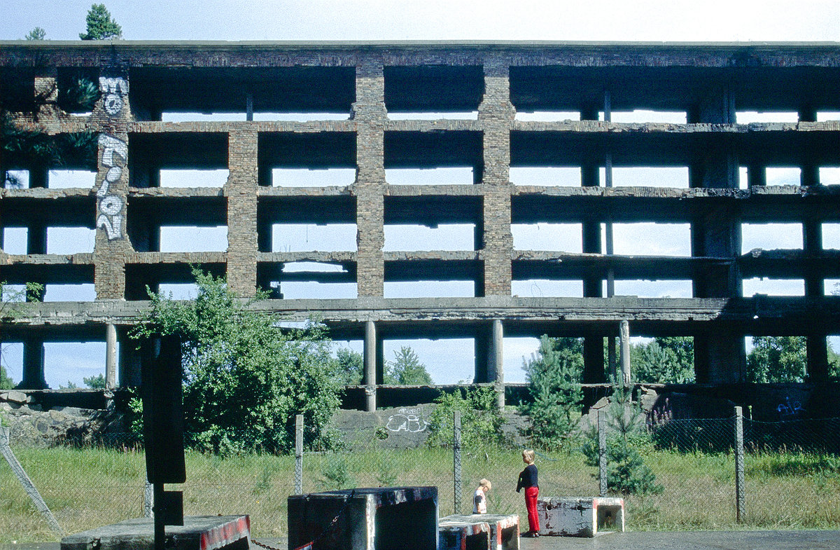 Die Ruinen von Prora auf Rgen. Heute steht der gesamte Komplex unter Denkmalschutz. Bild vom Dia. Aufnahme: August 2001.