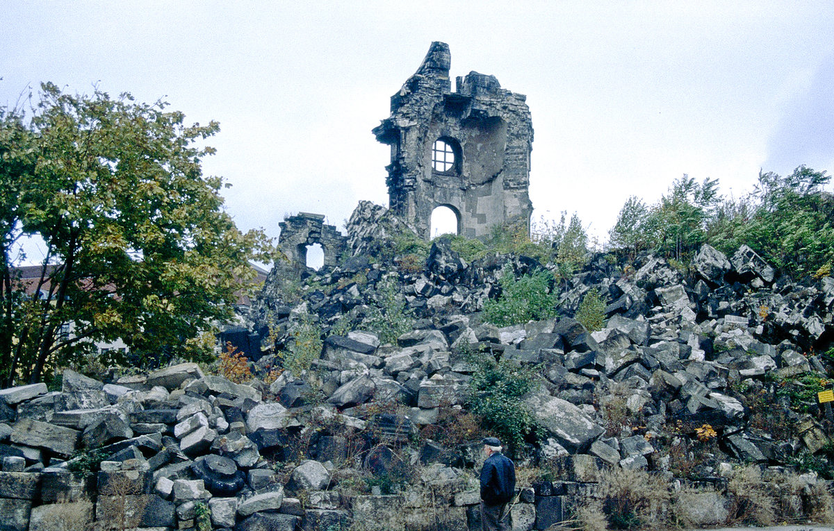 Die Ruiner der Dresdner Frauenkirche. Bild vo Dia. Aufnahme: Oktober 1992.