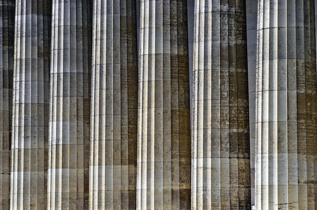 Die Säulen von der Gedenkstätte Walhalla östlich von Regensburg. Aufnahme: Juli 2008.