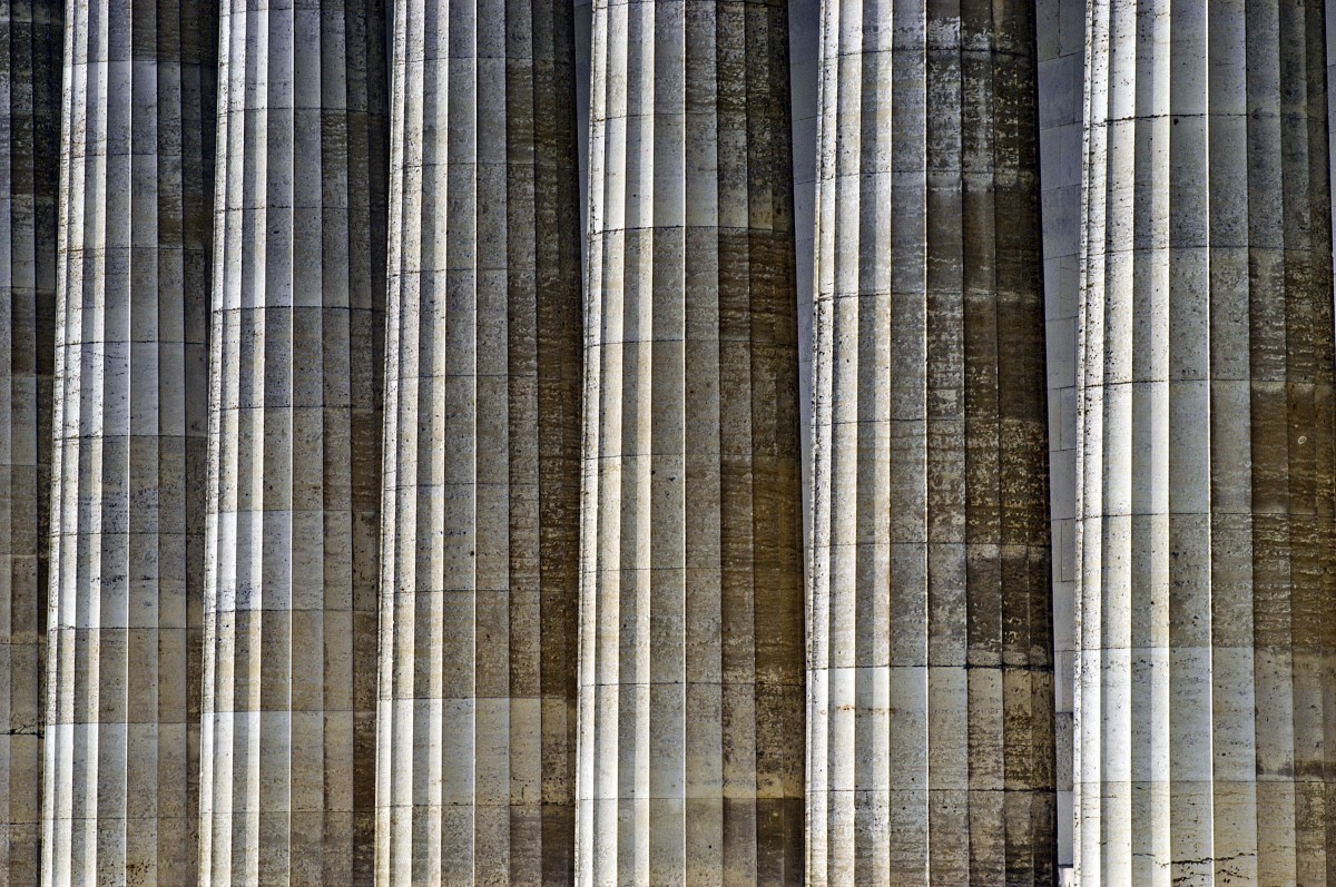 Die Sulen von der Gedenksttte Walhalla stlich von Regensburg. Aufnahme: Juli 2008.