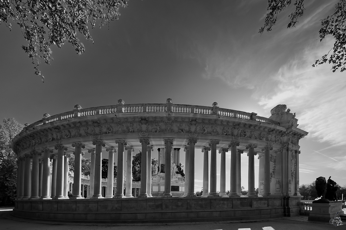 Die Sulengnge des Reiterstandbildes vom spanischen Knigs Alfons XII. (Monumento a Alfonso XII.) im Retiro-Park. (Madrid, November 2022)