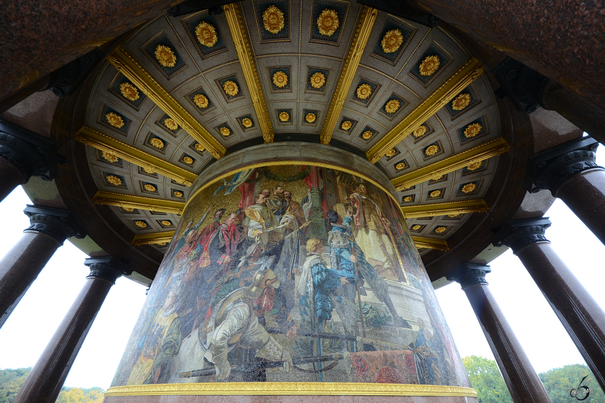 Die Sulenhalle mit einem Glasmosaik mit dem Motiv der Reichseinigung an der Rckwand der Siegessule in Berlin-Tiergarten. (Oktober 2013)