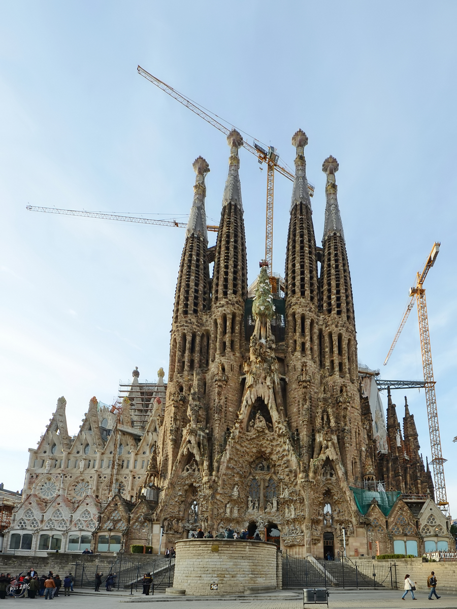 Die Sagrada Famlia ist das Wahrzeichen von Barcelona. Hier zu sehen ist die Geburtsfassade der nach aktueller Planung 2026 zum 100. Todestag von Gaud fertiggestellten rmisch-katholische Basilika. (Dezember 2011)