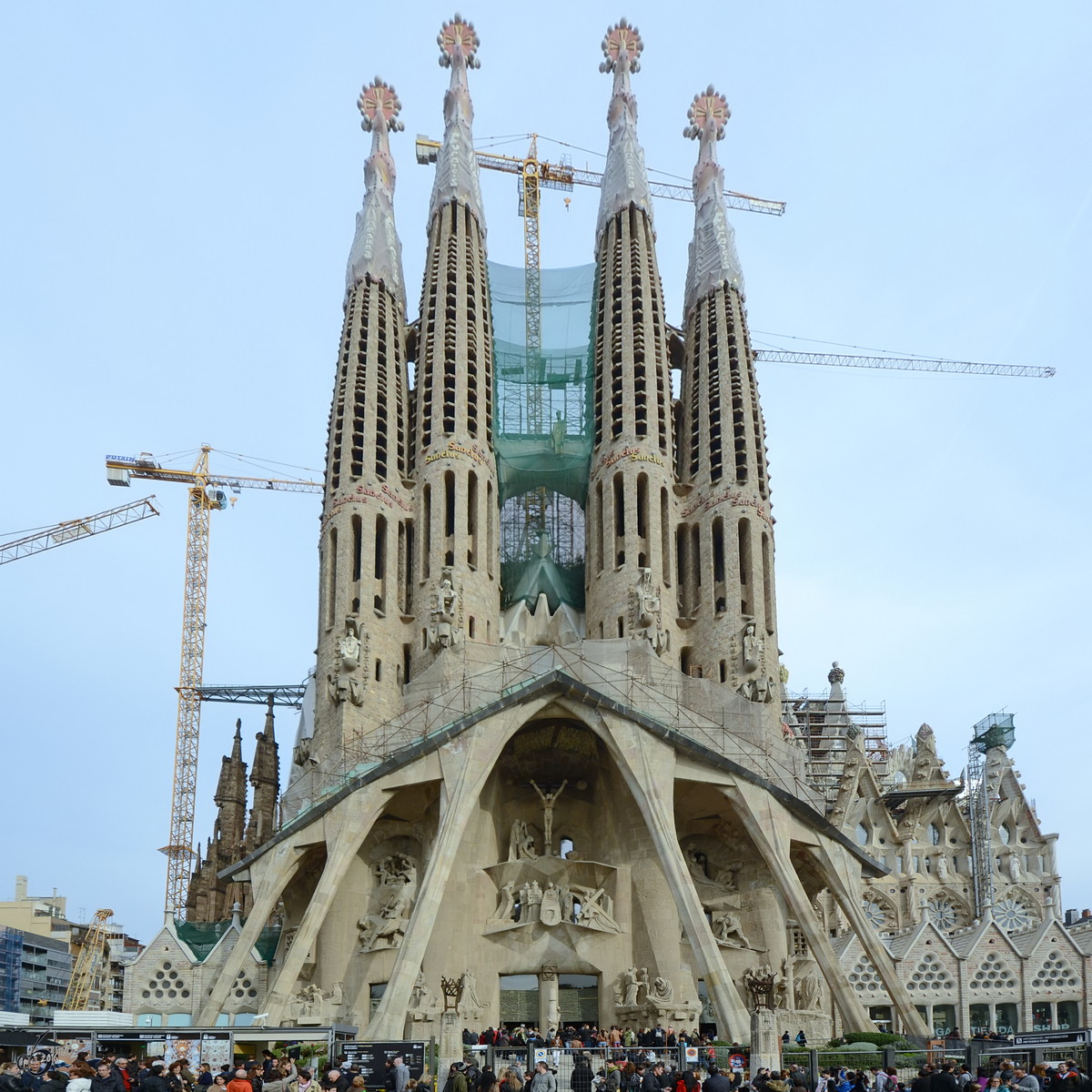 Die Sagrada Famlia ist das Wahrzeichen von Barcelona. Hier zu sehen ist die Passionsfassade der nach aktueller Planung 2026 zum 100. Todestag von Gaud fertiggestellten rmisch-katholische Basilika. (Dezember 2011)