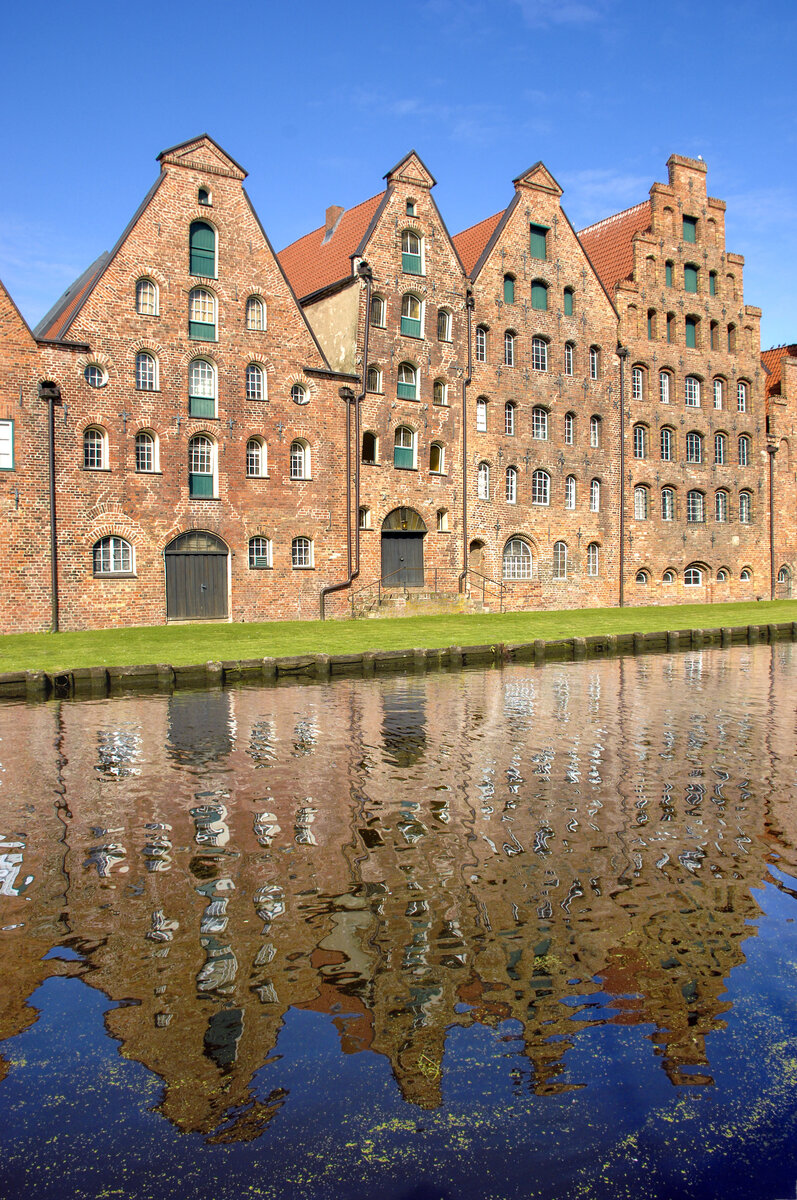 Die Salzspeicher sind eine Gruppe von Lagerhusern an der Lbecker Obertrave direkt neben dem Holstentor. Sie wurden im Stil der Backsteinrenaissance und des Backsteinbarock erbaut.Aufnahme: 21. August 2021.