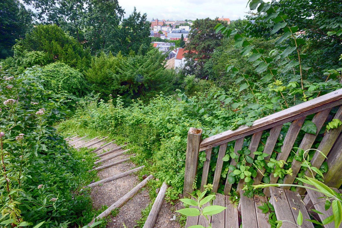 Die Sankt-Jrgen-Treppe in Flensburg verbindet die Sankt-Jrgen-Strae im Tal mit dem Erlenweg im Stadtteil Jrgensby. Aufnahme: 31. Juli 2020.