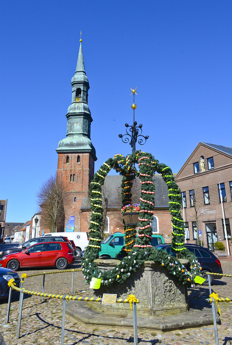 Die Sankt Laurentius-Kirche am Markt in Tnning (Eiderstedt). Von auen auffllig ist vor allem ihr Barockturm, mit 62 Metern der zweithchste Kirchturm im Landesteil Schleswig. Aufnahme: 31. Mrz 2020.