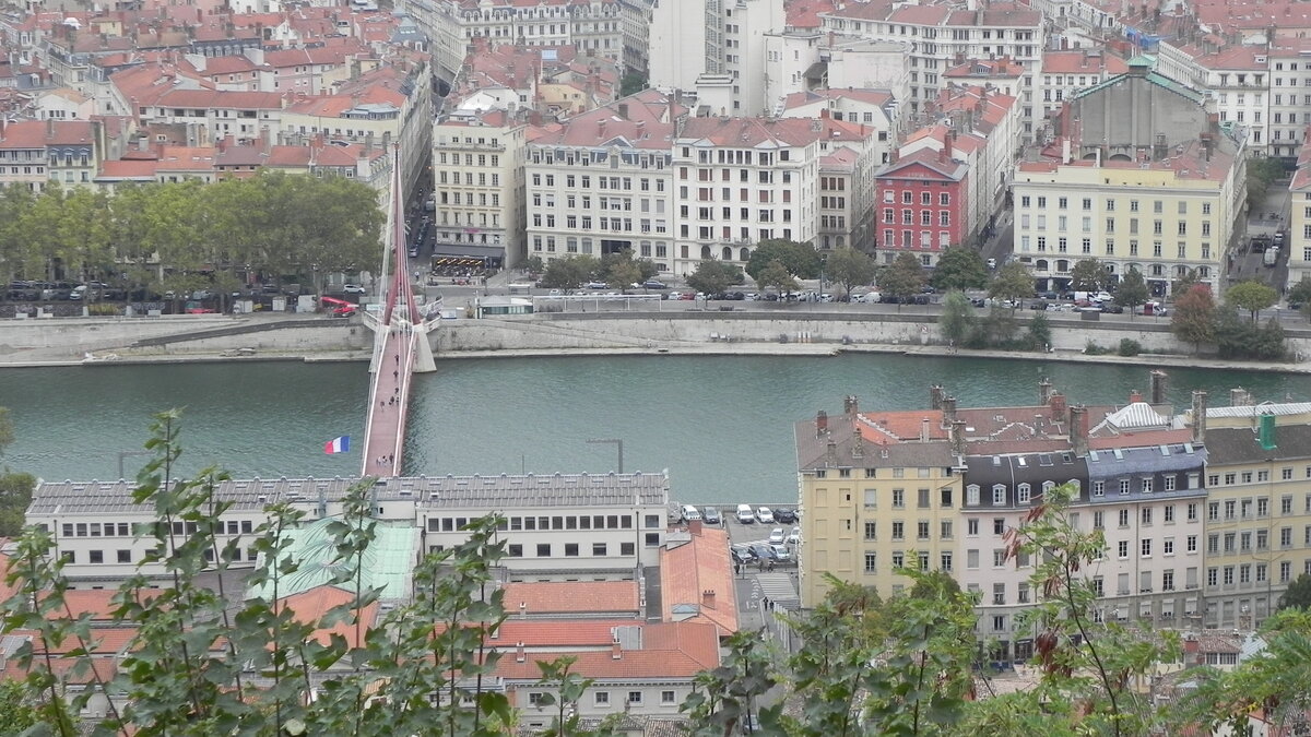 Die Saone im Stadtgebiet von Lyon,  betrachtet von der Kirche Notre-Dame de Fourvire. Lyon, mit ca.520.000 Einwohnern die drittgrte Stadt Frankreichs nach Paris und Marseilles liegt am Zusammenfluss von Rhne und Sane.