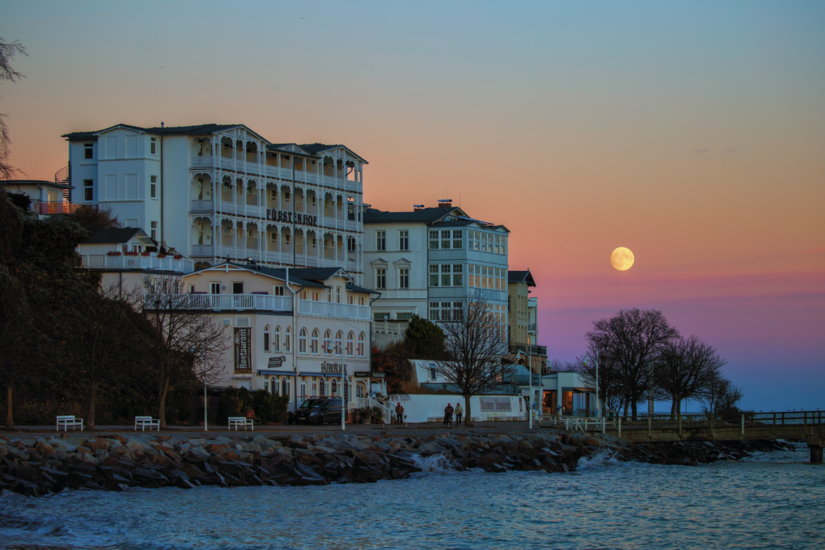 Die Sassnitzer Promenade wird vom aufgehenden Mond beleuchtet. - 12.12.2016