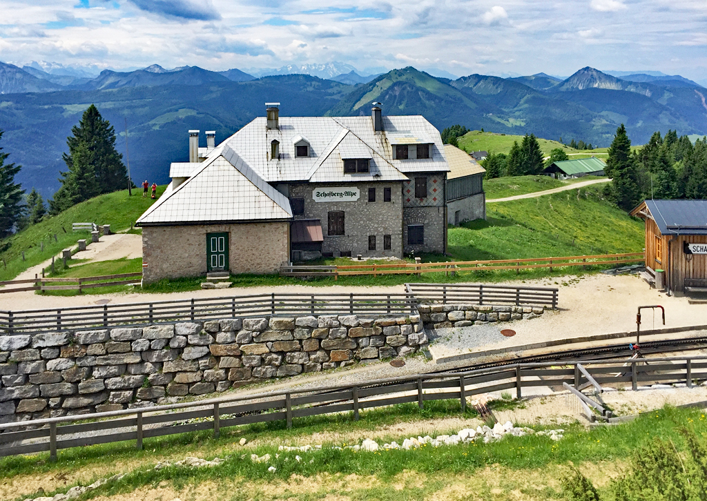 Die  Schafberg-Alpe  im Salzkammergut. Der Schafberg ist ein 1.782 m .M. hoher touristisch genutzter Berg am Wolfgangsee.  12.06.2017