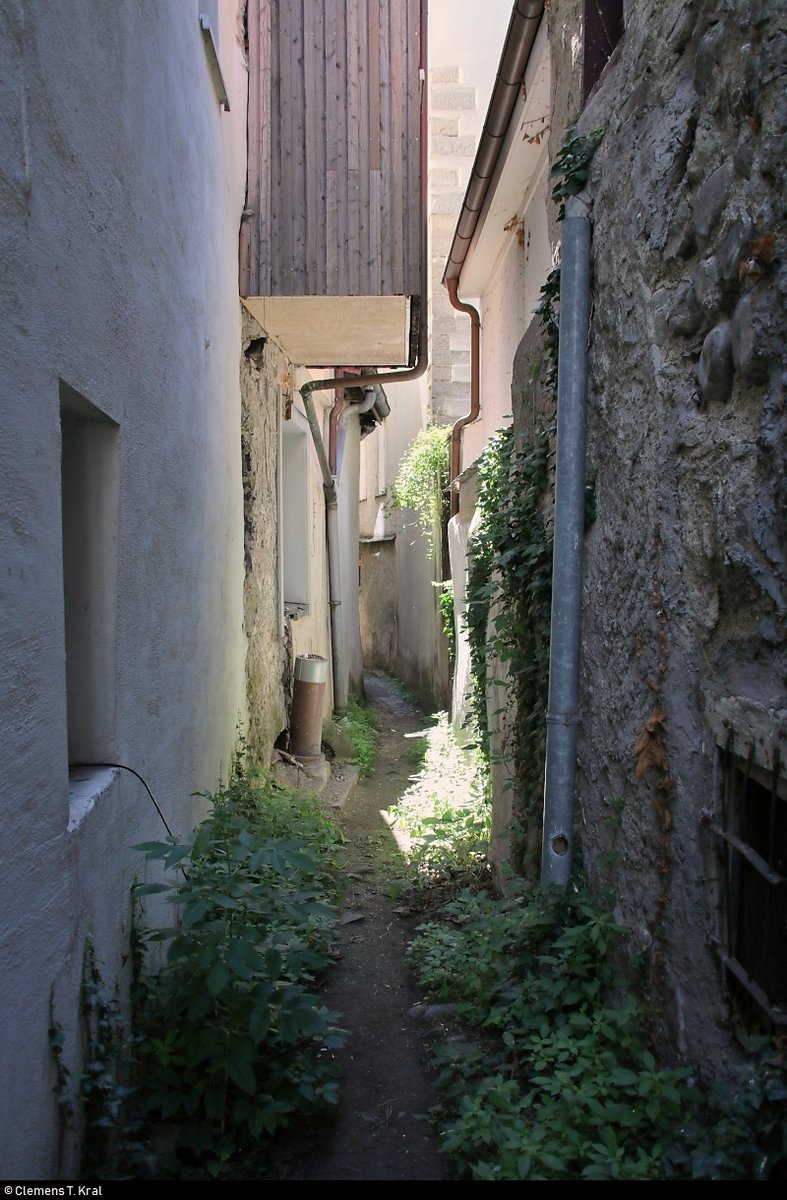 Die Schattenseite von Konstanz:
Blick in eine der Feuergassen in der Altstadt von Konstanz, die im Mittelalter von Bedeutung waren. Diese sind der ffentlichkeit normalerweise verborgen; im Rahmen einer Stadtfhrung konnte aber dieses Foto geschossen werden.
[9.7.2018 | 10:31 Uhr]