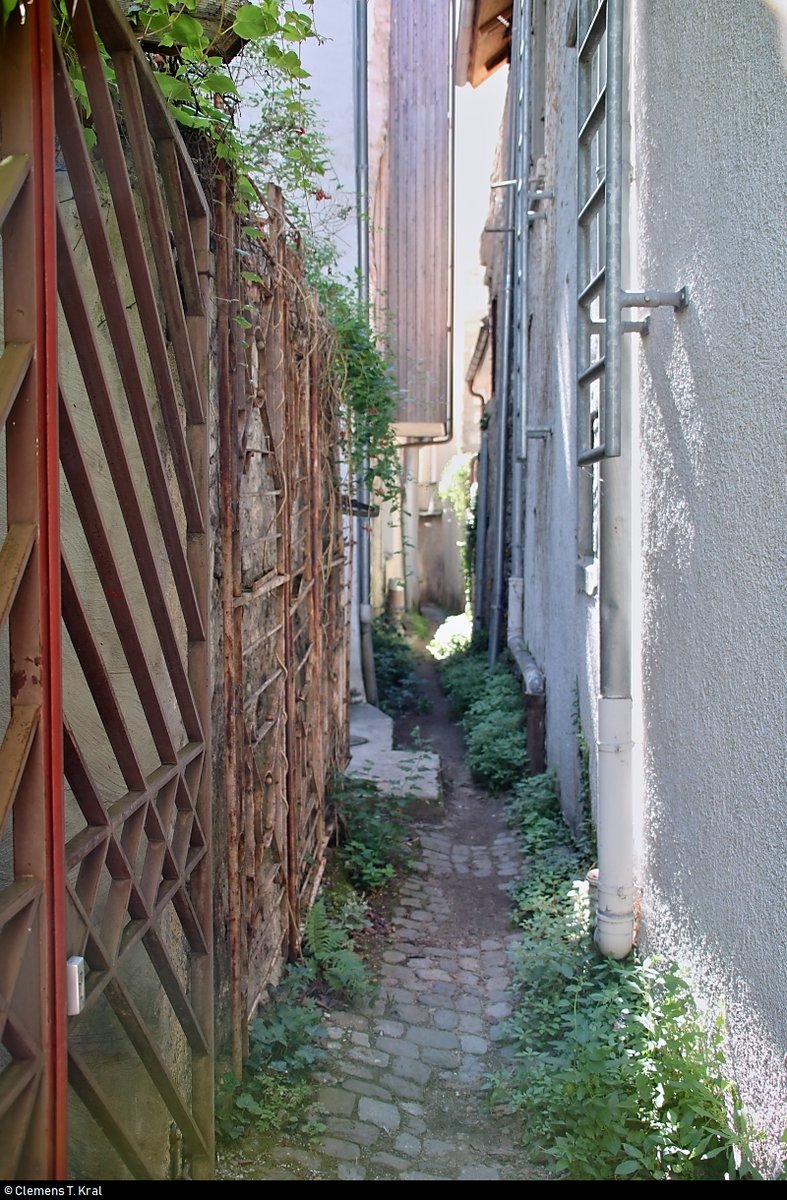 Die Schattenseite von Konstanz:
Blick in eine der Feuergassen in der Altstadt von Konstanz, die im Mittelalter von Bedeutung waren. Diese sind der ffentlichkeit normalerweise verborgen; im Rahmen einer Stadtfhrung konnte aber dieses Foto geschossen werden.
[9.7.2018 | 10:33 Uhr]