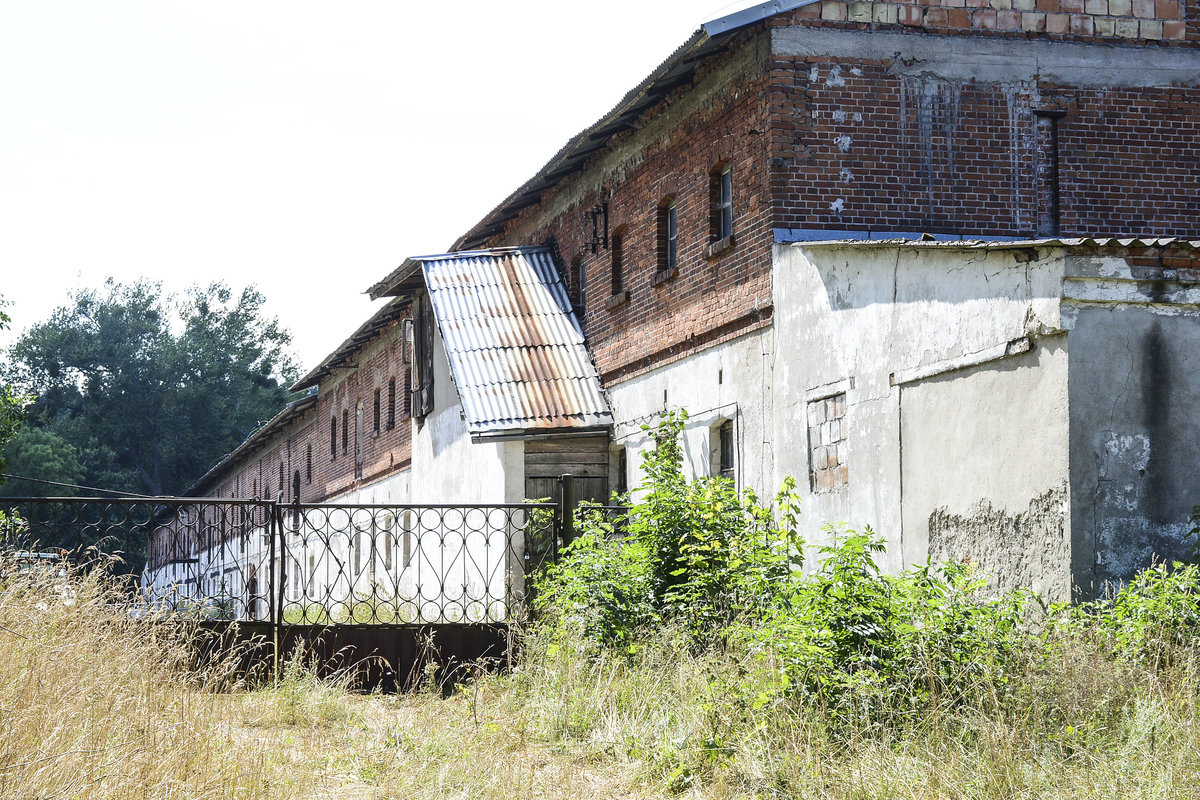 Die Scheune am Gutshaus vom Dorf Zelazo in Hinterpommern wurde in deutscher Zeit erbaut. Aufnahme: 18. August 2020.