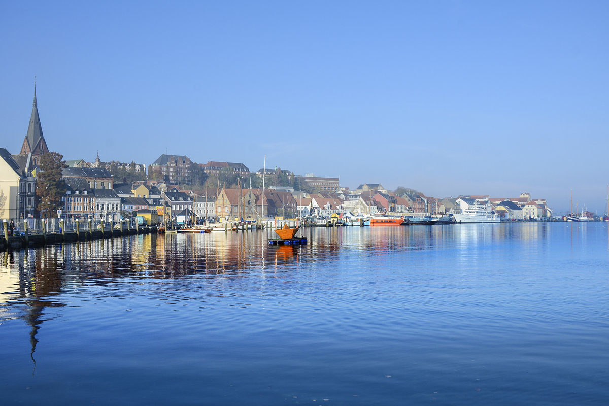 Die Schiffbrcke in Flensburg von der Hafenspitze aus gesehen. Links im Bild: Der Turm der St. Marienkirche. Aufnahme: 8. November 2020.