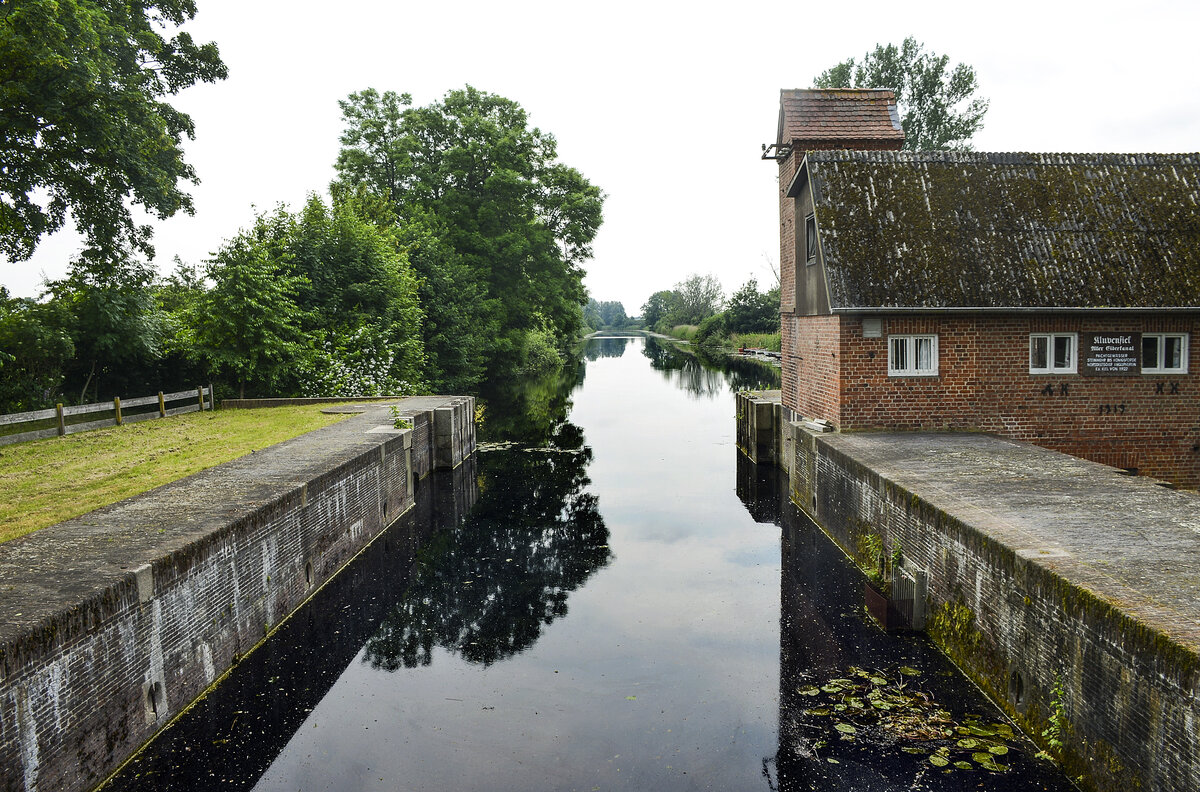 Die Schleuse am Alten Eiderkanal in Kluvensiek (Kreis Rendsburg-Eckernfrde). Aufnahme: 29. Juni 2021.