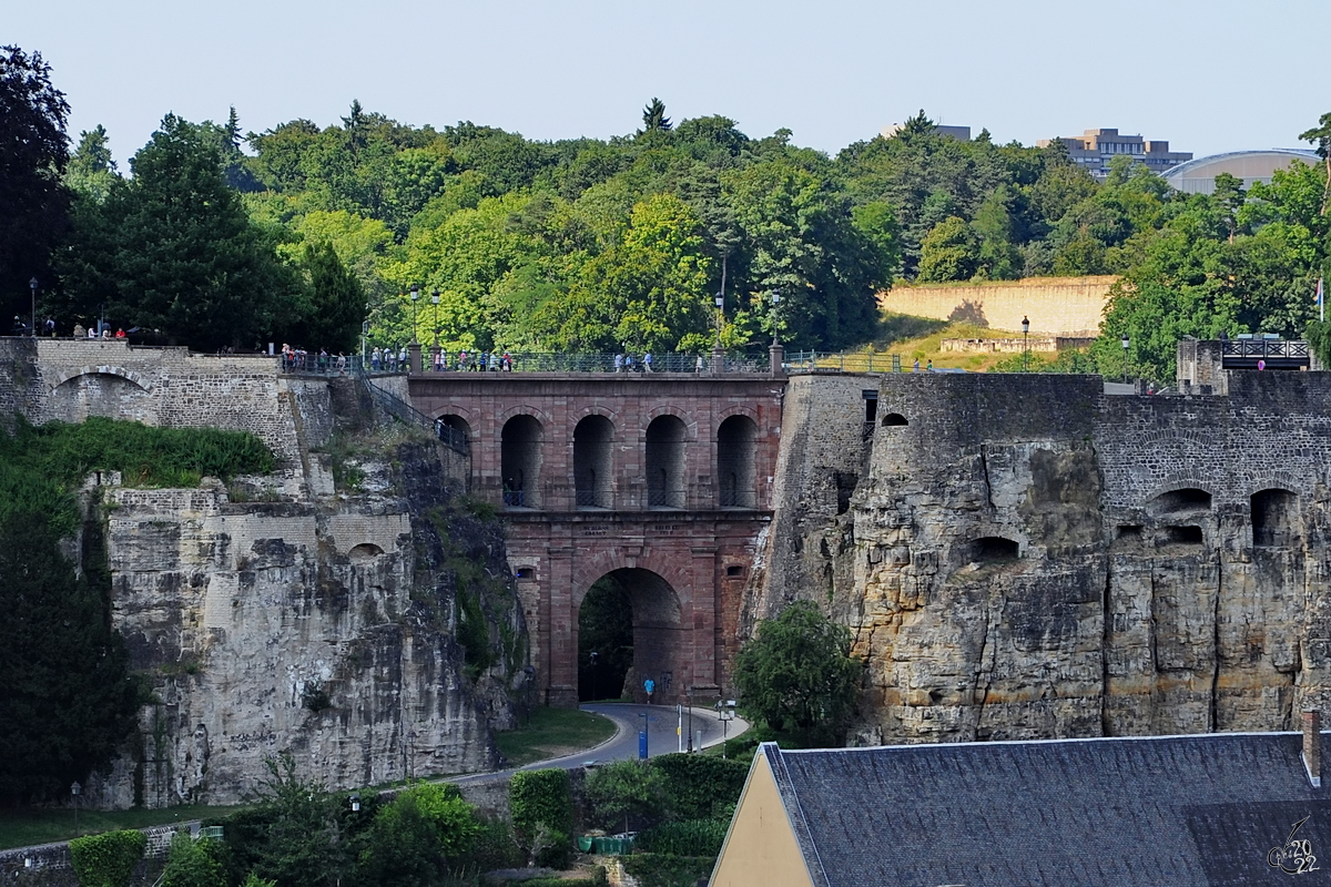 Die Schlossbrcke (Pont du chteau) in Luxemburg wurde 1735 aus rotem Sandstein erbaut. (Juli 2013)