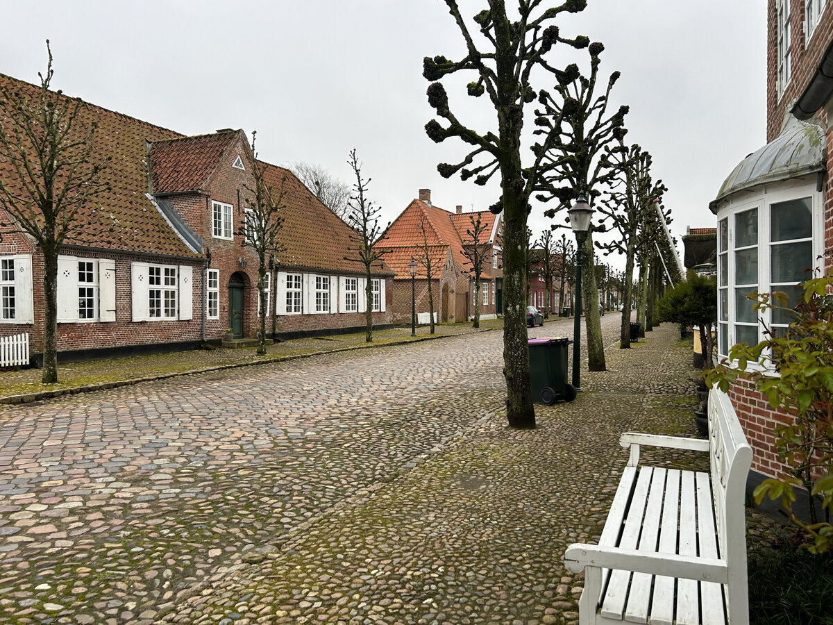 Die Schlossstrae in Mgeltondern (dnisch Mgeltnder) in Nordschleswig/Snderjylland. Aufnahme: 2. April 2024.