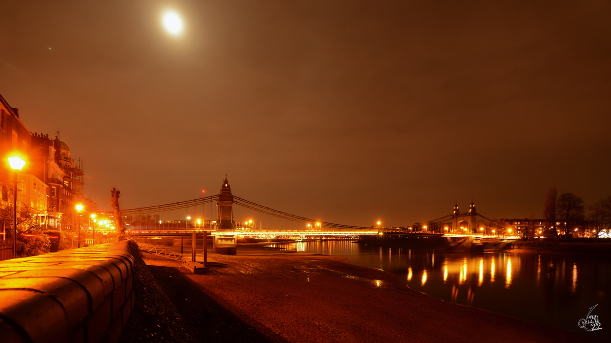 Die schmiedeeiserne Hammersmith Bridge ist 213,36 Meter lang und verbindet die Londoner Stadtteile Hammersmith Borough of Hammersmith and Fulham und Borough of Richmond upon Thames. (Februar 2015)