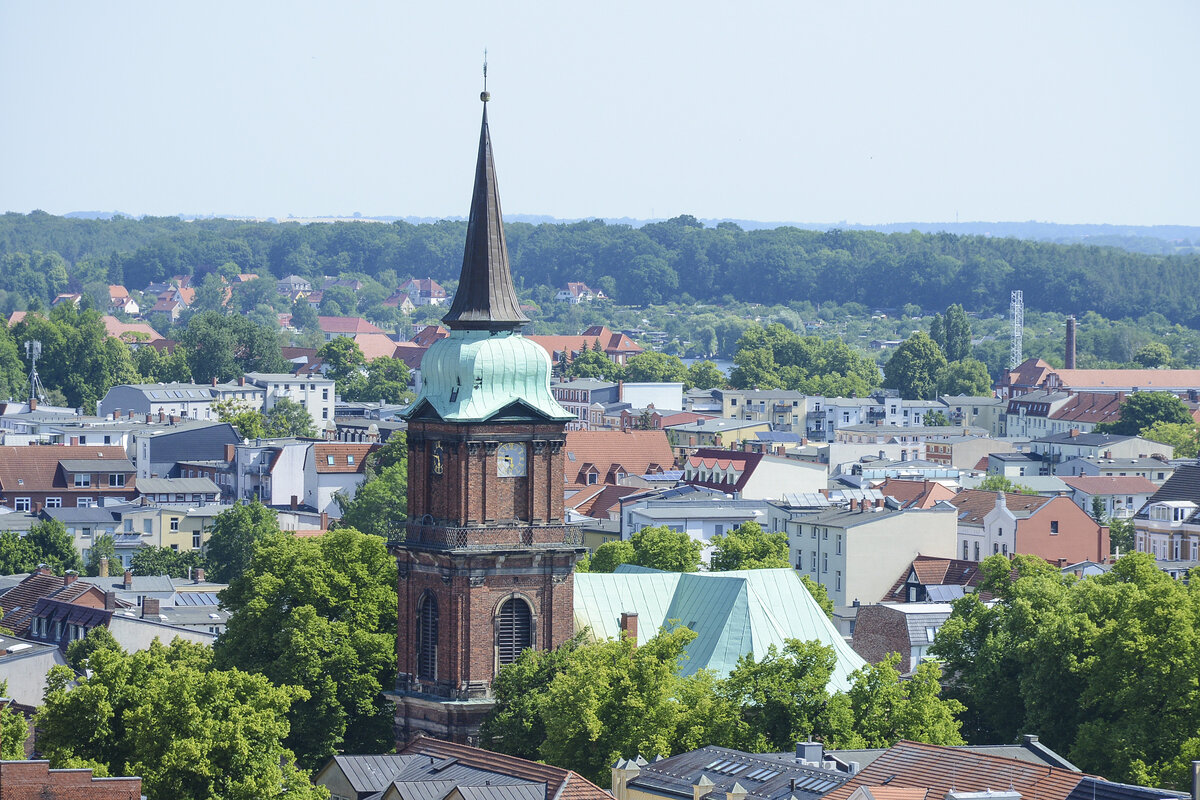 Die Schweriner Schelfkirche vom Turm des Doms aus gesehen. Die Kirche ist eine barocke Backsteinkirche im Schweriner Stadtteil Schelfstadt in der Form eines Zentralbaus aus dem frhen 18. Jahrhundert. Sie ist eine der wenigen barocken Backsteinkirchen Norddeutschlands. Aufnahme: 18. Juni 2022.