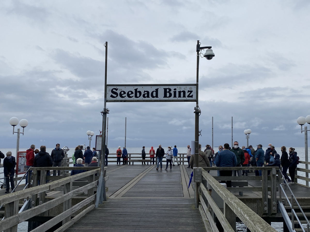 Die Seebrcke in Binz am 25. September 2020 bei  Regen.