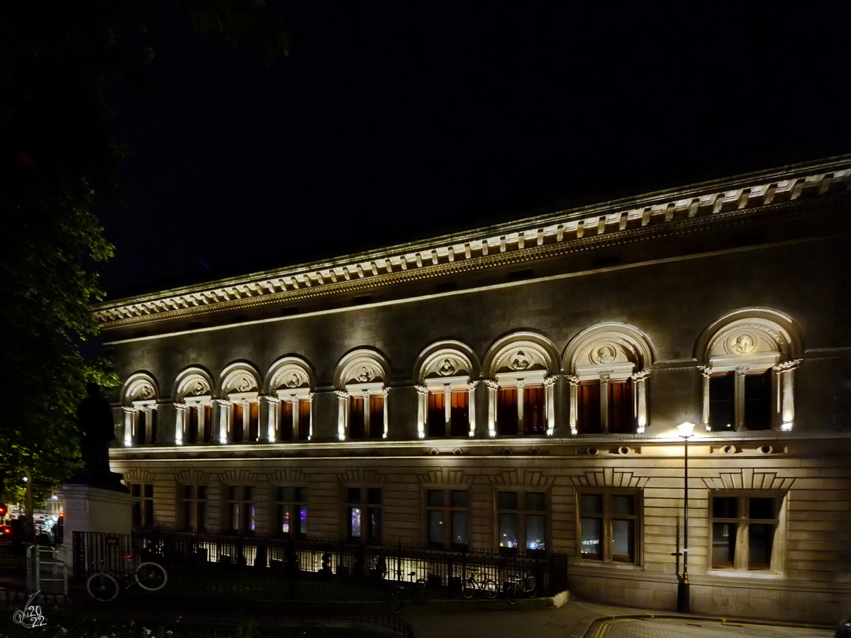 Die Seitenfassade der 1856 eröffneten National Portrait Gallery (NPG), einem Kunstmuseum in London. (September 2013)