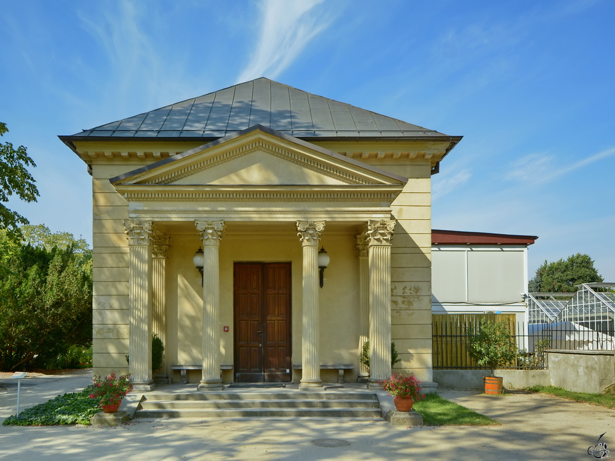 Die seitliche Fassade der 1749 erbauten Orangerie im Palastgarten von Wilanw.  (Warschau, August 2015)