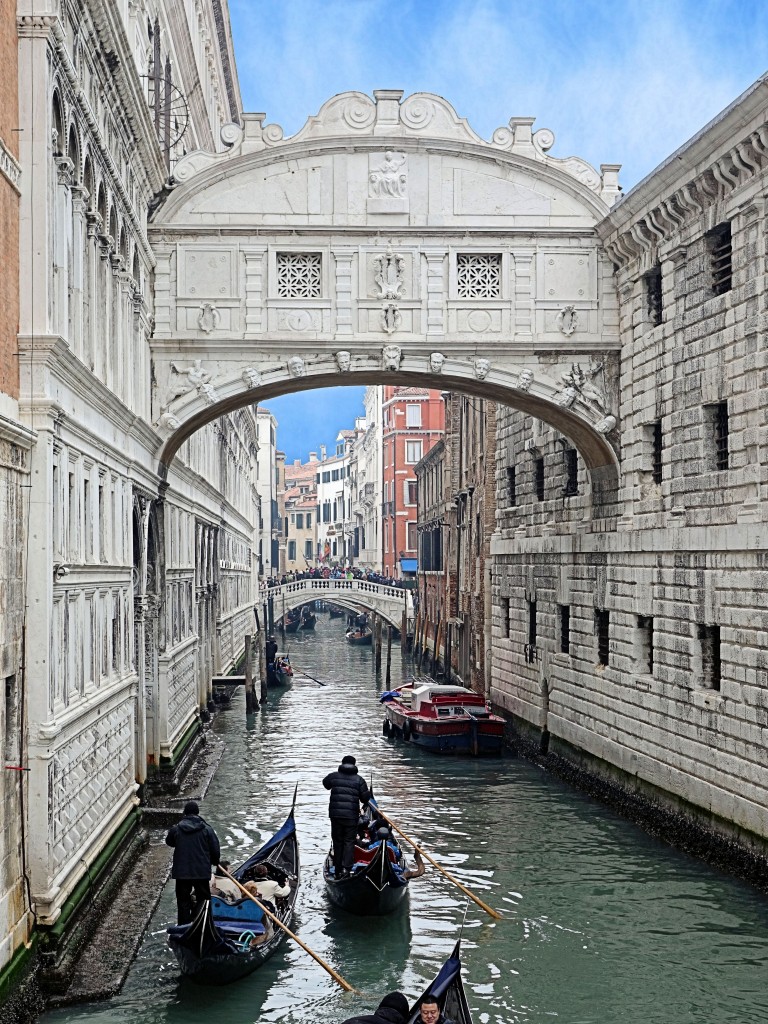 Die Seufzerbrücke in Venedig ist eine der wichtigsten Sehenswürdigkeiten der Stadt. (14.2.2015)
