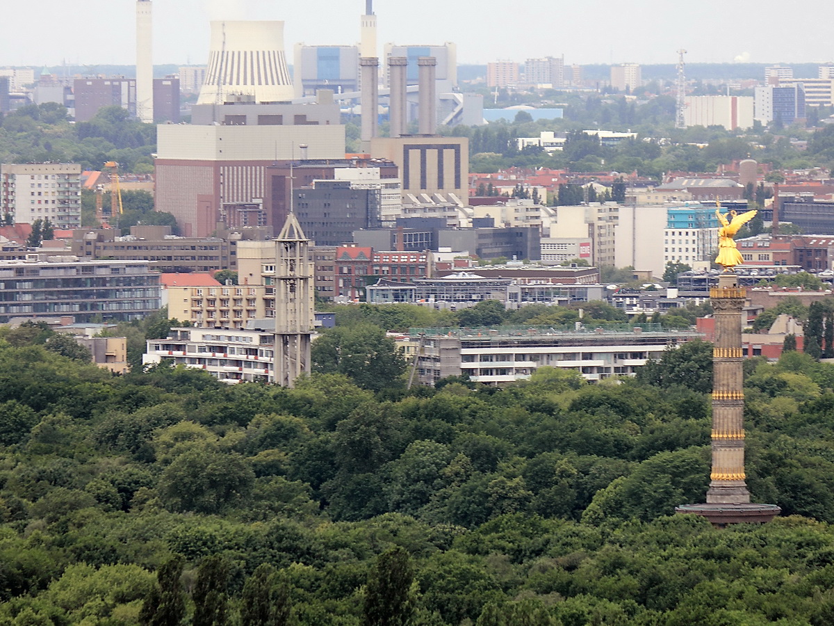Die Siegessule und im Hintergrund das  Kraftwerk Reuter gesehen vom Panoramapunkt auf dem Berliner Potsdamer Platz am 03. Juni 2015.