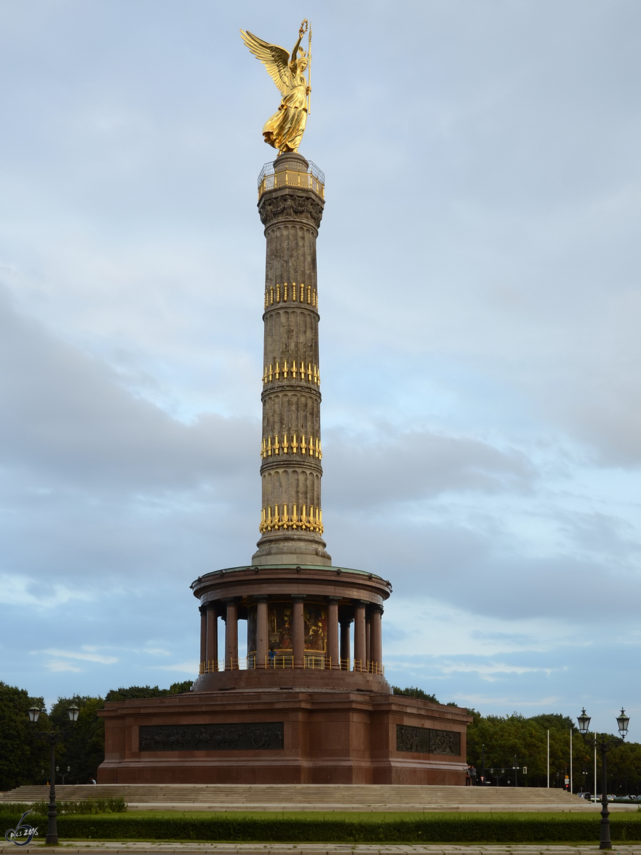 Die Siegessule wurde von 1864 bis 1873 als Nationaldenkmal der Einigungskriege nach einem Entwurf von Heinrich Strack erbaut. (Berlin-Tiergarten, September 2012)