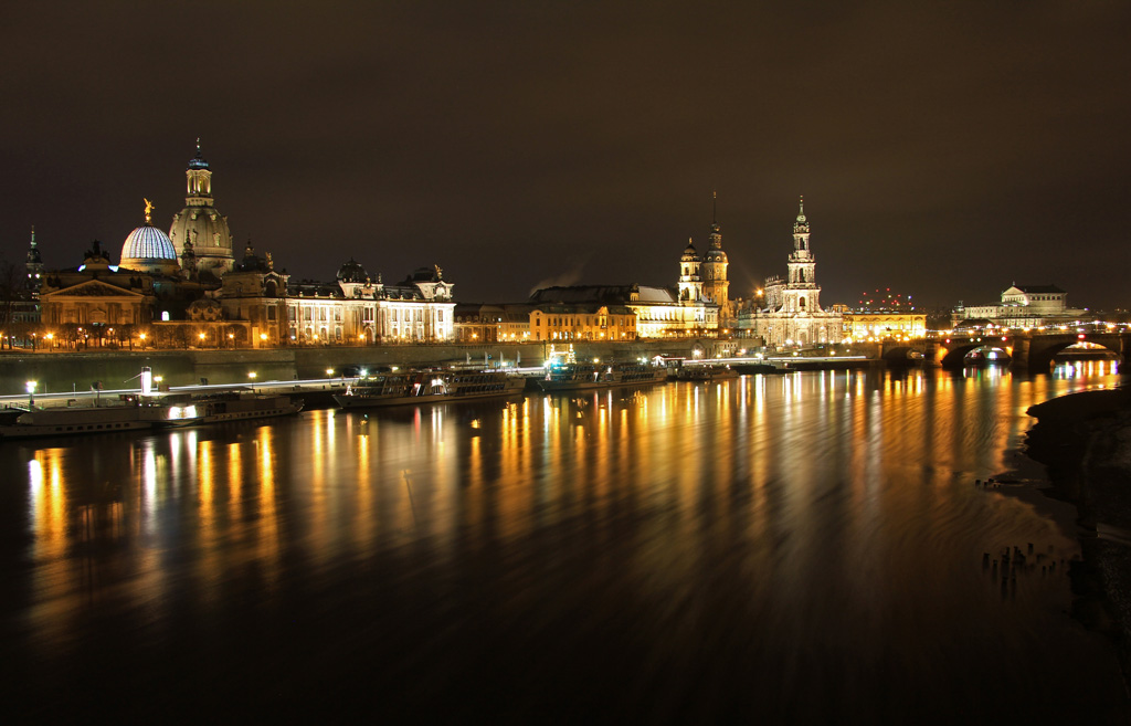 Die Silhouette der Dresdner Altstadt im abendlichen Licht, 27.12.2014