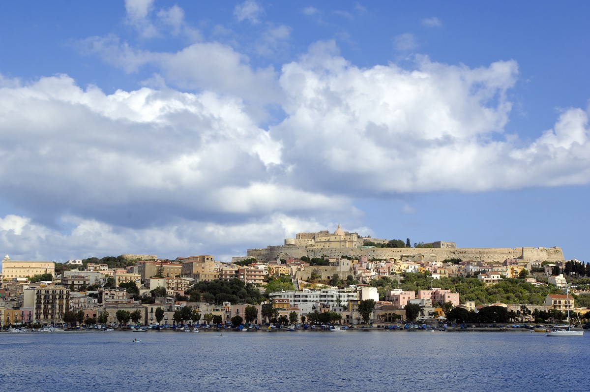 Die sizilianische Hafenstadt Milazzo vom Stromboli-Boot aus gesehen. Aufnahme: Juli 2013.