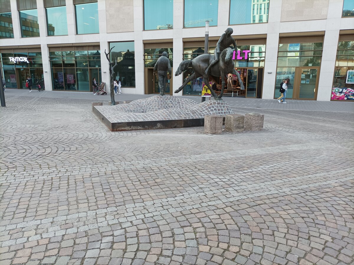 Die Skulptur ,, Der Postreiter   am 25.03.2022 auf dem Bahnhofsplatz vor dem Neuen L Wohn und Geschftshaus