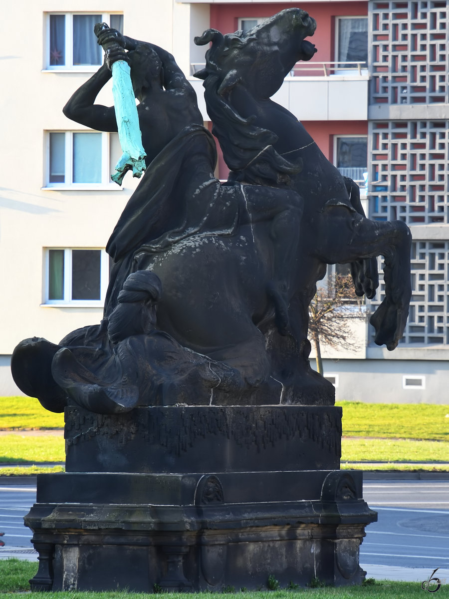 Die Skulptur  Bewegte Elbe  am Ende der Carolabrcke in Dresden-Altstadt. (April 2018)