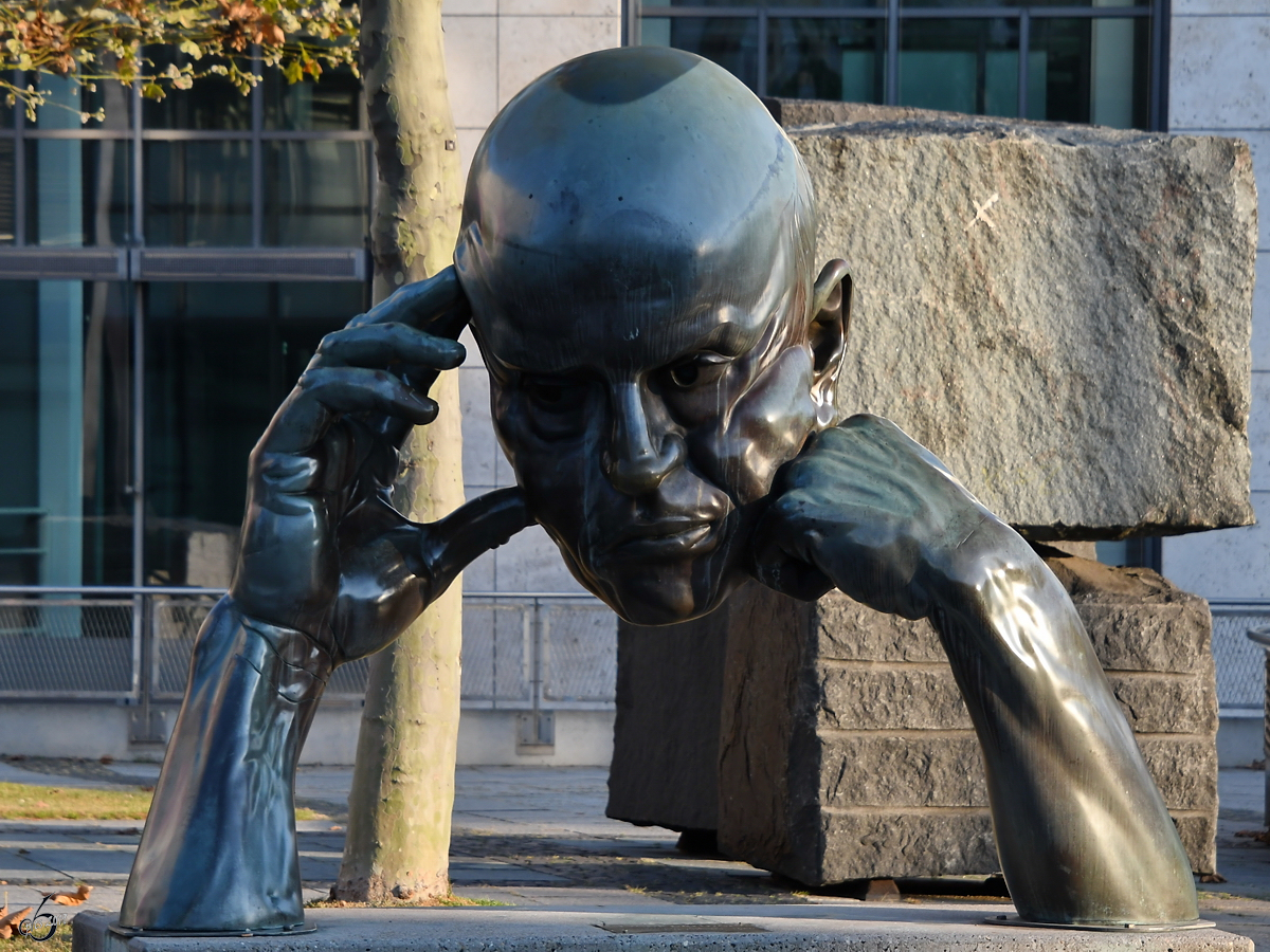 Die Skulptur  Denkpartner , so gesehen Mitte September 2019 in Stuttgart.