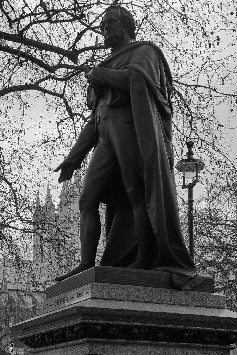 Die Skulptur des Staatsmannes und dreimaligen Premierministers des Vereinigten Knigreichs Edward Smith-Stanley (14. Earl of Derby) wurde 1874 enthllt. (London, Februar 2015)