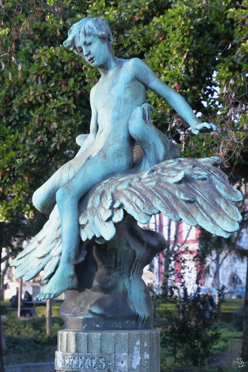 Die Skulptur  Die Entfhrung von Ganymed  (O Rapto de Ganimedes) befindet sich in einem kleinen Park im Zentrum von Porto. Nach dem Mythos wurde der gttlichen Helde Ganymed von Zeus in Form eines Adlers entfhrt, um im Olymp zu dienen. (Januar 2017)