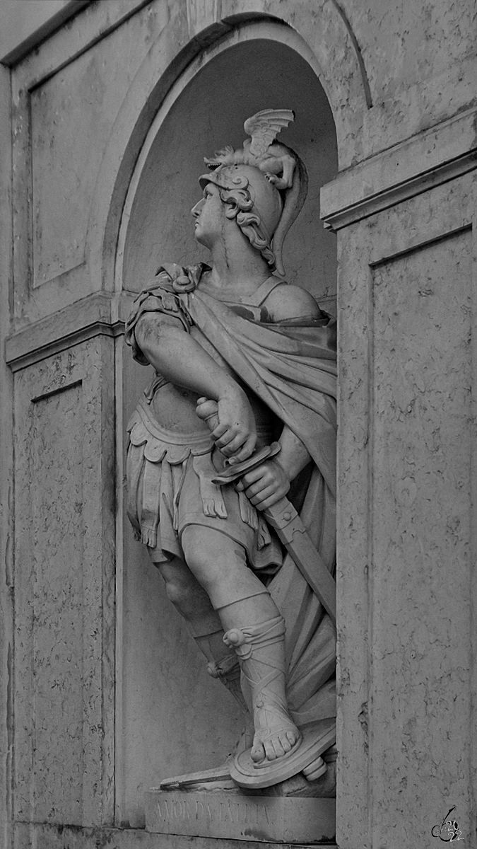 Die Skulptur  Liebe zum Land  (Amor da Patria) im Innenhof des Nationalpalastes von Ajuda (Palcio Nacional da Ajuda) in Lissabon. (Januar 2017)