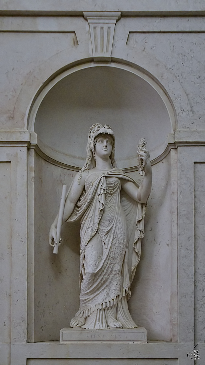 Die Skulptur  Milde  (Clemencia) im Innenhof des Nationalpalastes von Ajuda (Palácio Nacional da Ajuda) in Lissabon. (Januar 2017)