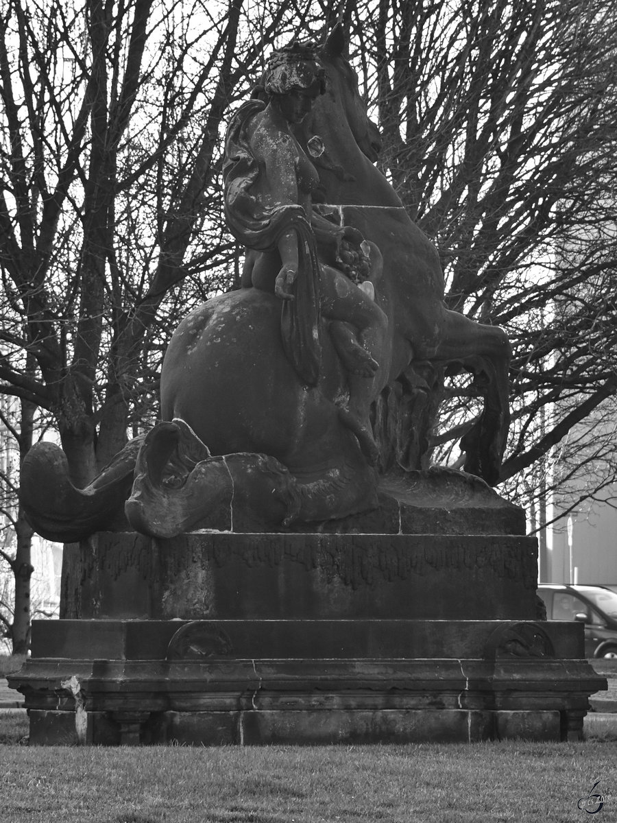 Die Skulptur  Ruhige Elbe  am Ende der Carolabrcke in Dresden-Altstadt. (April 2018)