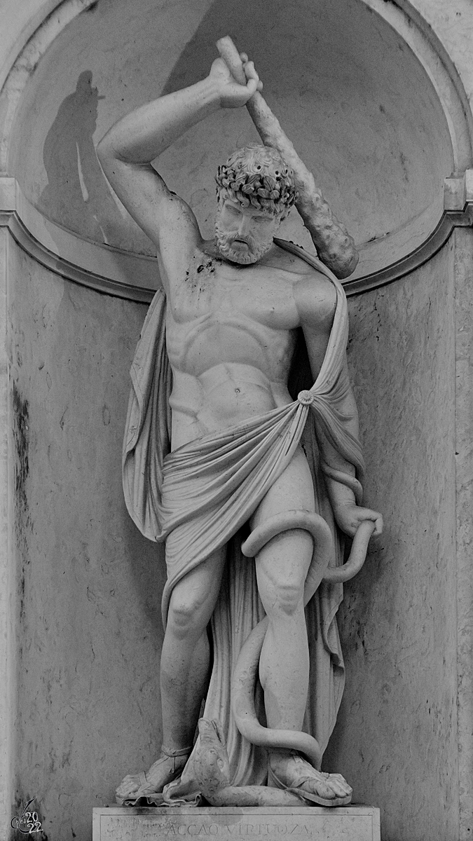 Die Skulptur  Tugendhaftes Handeln  (Accao Virtuoza) im Innenhof des Nationalpalastes von Ajuda (Palcio Nacional da Ajuda) in Lissabon. (Januar 2017)