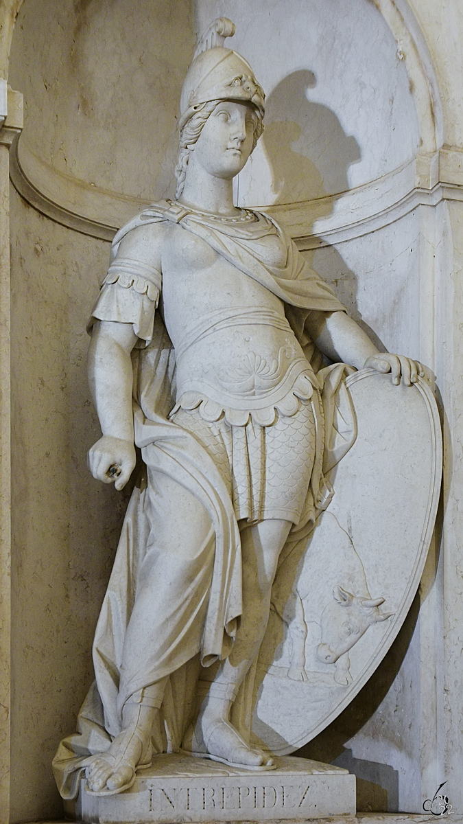 Die Skulptur  Unerschrockenheit  (Intrepidez) im Innenhof des Nationalpalastes von Ajuda (Palcio Nacional da Ajuda) in Lissabon. (Januar 2017)