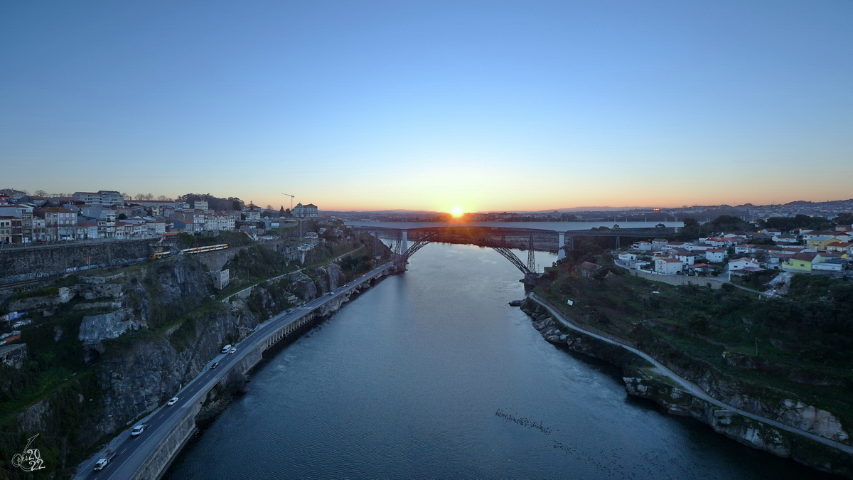 Die Sonne geht auf ber dem Douro in Porto. (Januar 2017)