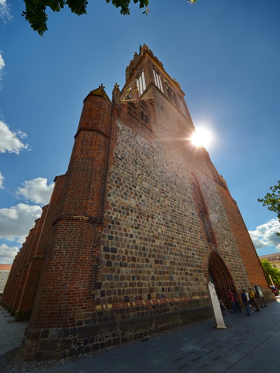 Die Sonne  ksst  den Westgiebel der Konzertkirche in Neubrandenburg. (August 2013)