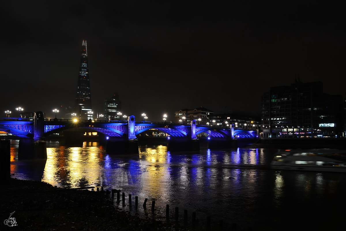 Die Southwark Bridge ist eine 197 Meter lange Straßenbrücke über den Fluss Themse in London. (September 2013)
