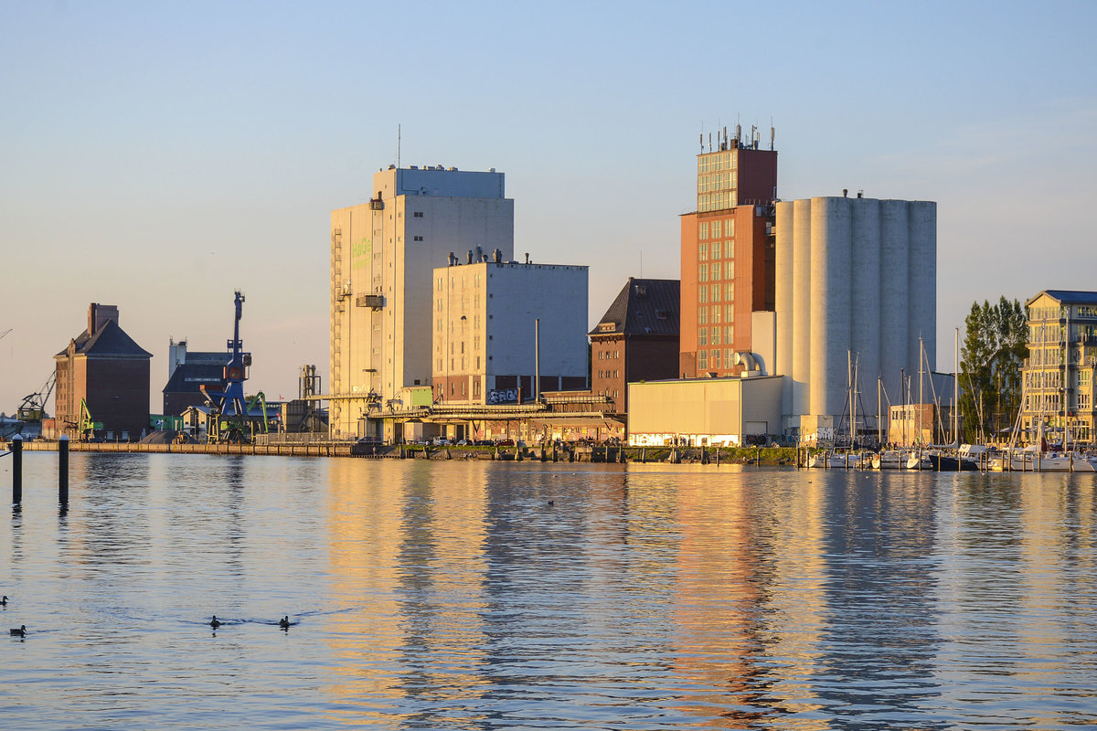 Die Speichergebude am Harniskai am Ostufer von der Flensburger Innenfrde. Aufnahme: 17. Juli 2020.