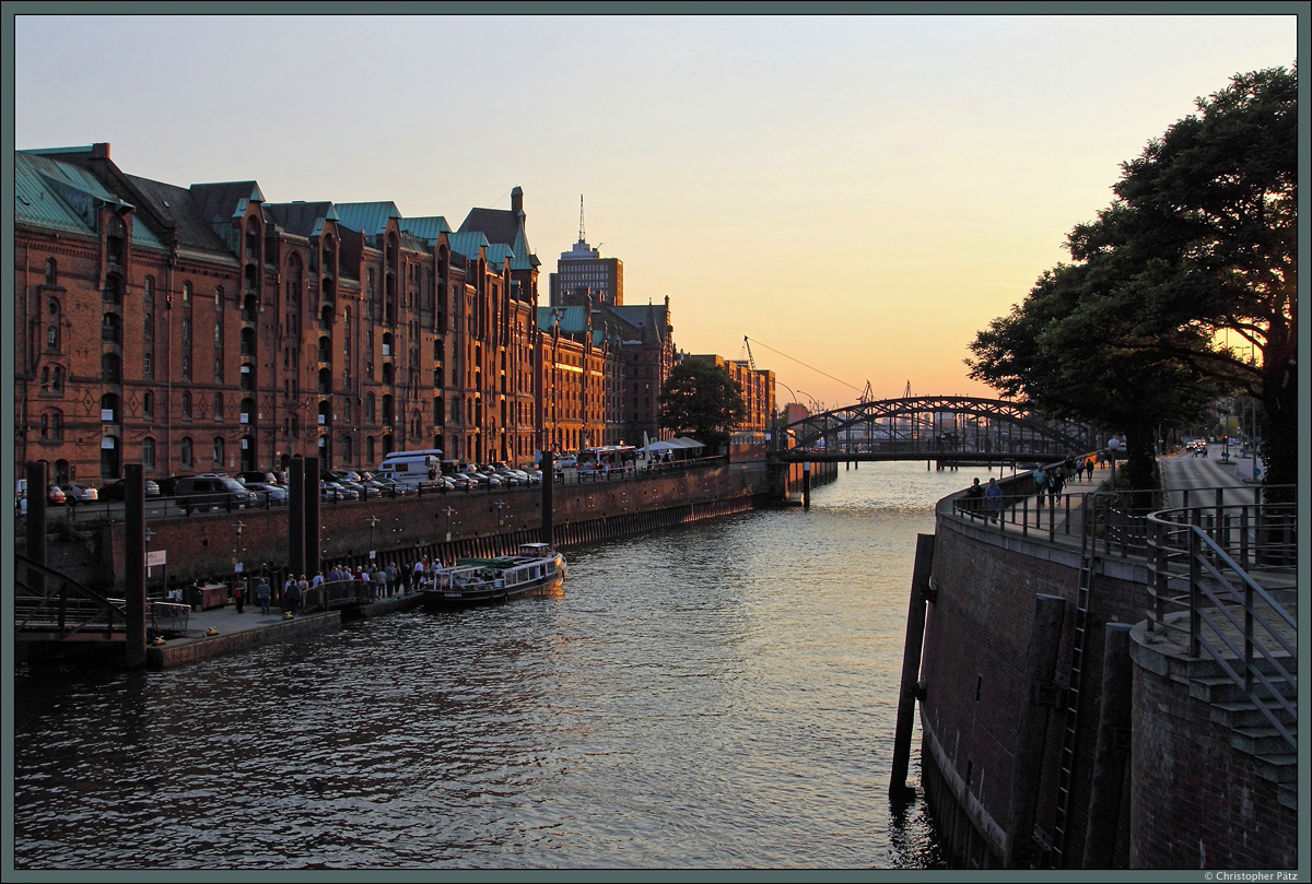 Die Speicherstadt in Hamburg in der Abenddmmerung. Im Hintergrund die Brooksbrcke ber den Zollkanal. (29.08.2015)