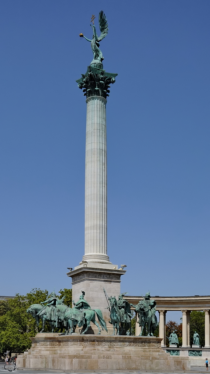 Die Spitze des Millenniumsdenkmals schmckt eine Statue des Erzengels Gabriel, auf dem Sockel befinden sich Statuen der sieben Heerfhrer der Magyaren. (Budapest, August 2017)